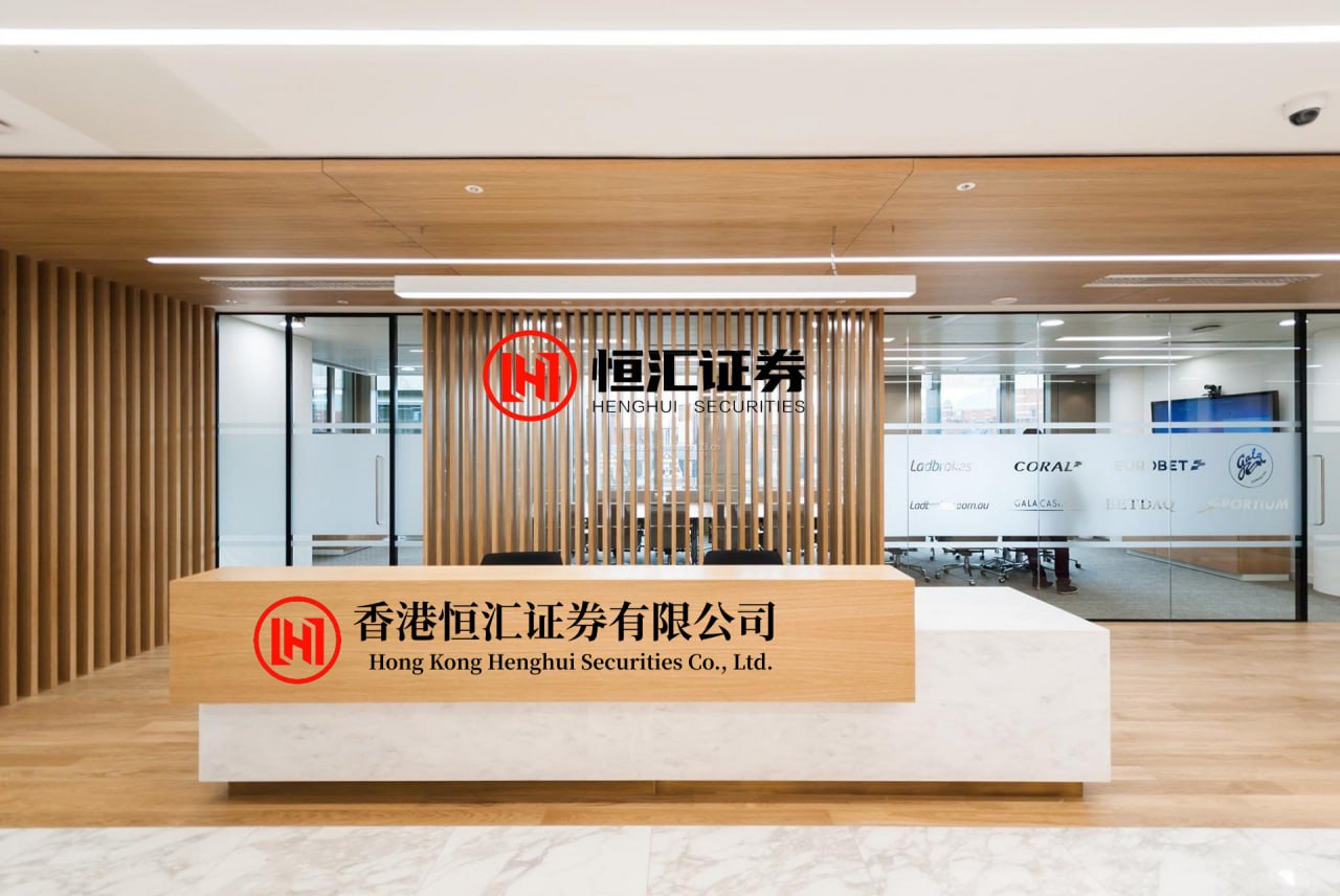 国金配资网官网 佟湘玉、许仙、祝无双，20 年后一起“谈恋爱”了 黄昏年下恋，《活色生香》给国庆档端上一桌“老辈子”的局